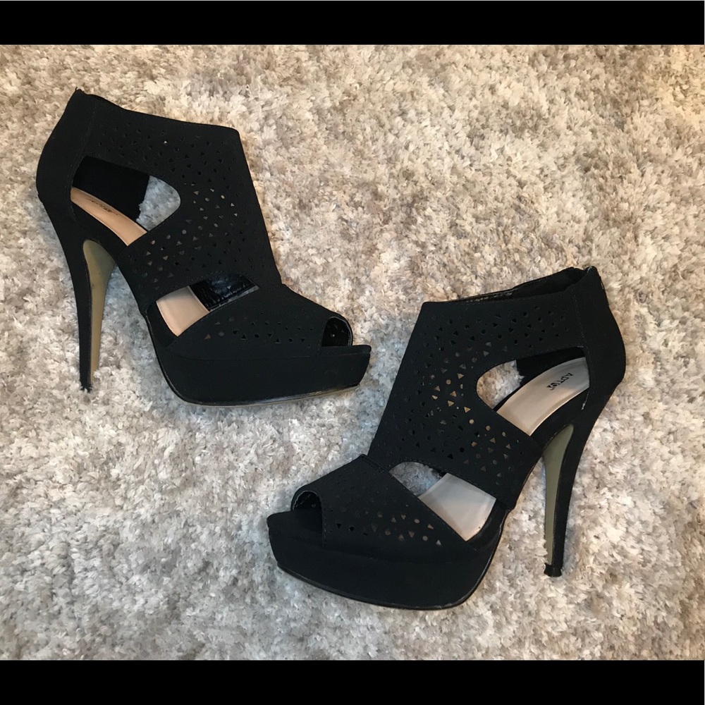 Black APT. 9 Heels